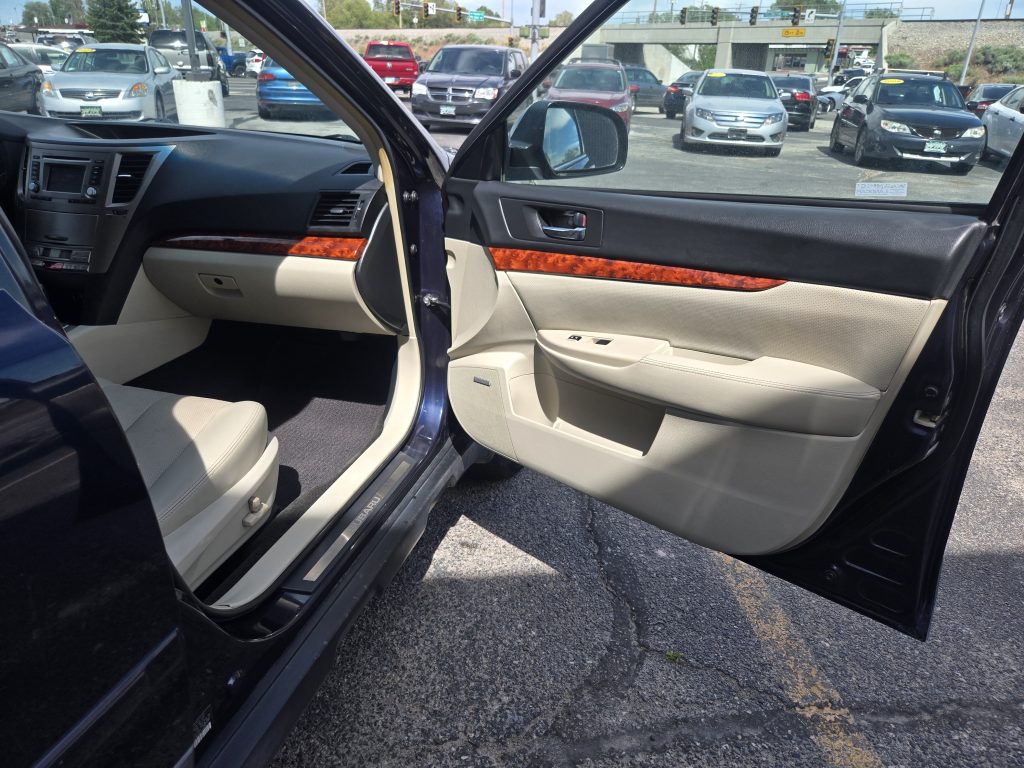 SUBARU Outback Limited 2012